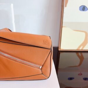 【AT2480】LOEWE/ロエヴェLuna 斜めがけウエストバッグ。この力強いバッグが大好きです。ロエヴェのシングルショルダースリングバッグ。