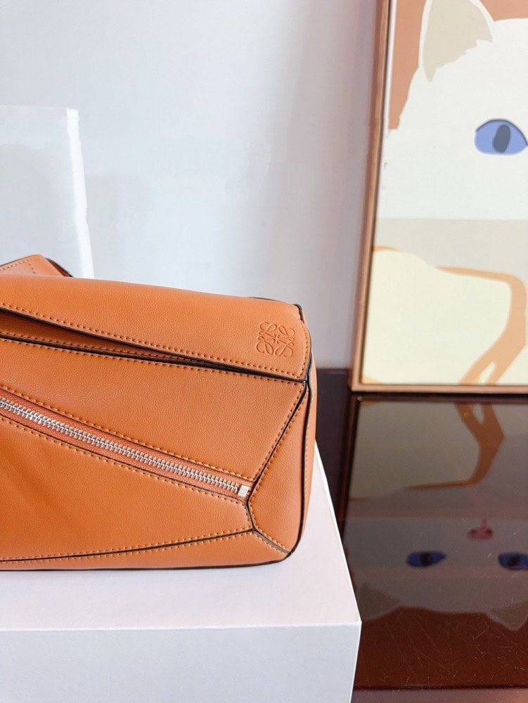 【AT2480】LOEWE/ロエヴェLuna 斜めがけウエストバッグ。この力強いバッグが大好きです。ロエヴェのシングルショルダースリングバッグ。