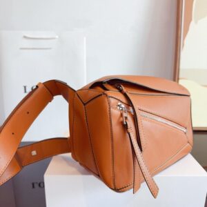 【AT2480】LOEWE/ロエヴェLuna 斜めがけウエストバッグ。この力強いバッグが大好きです。ロエヴェのシングルショルダースリングバッグ。