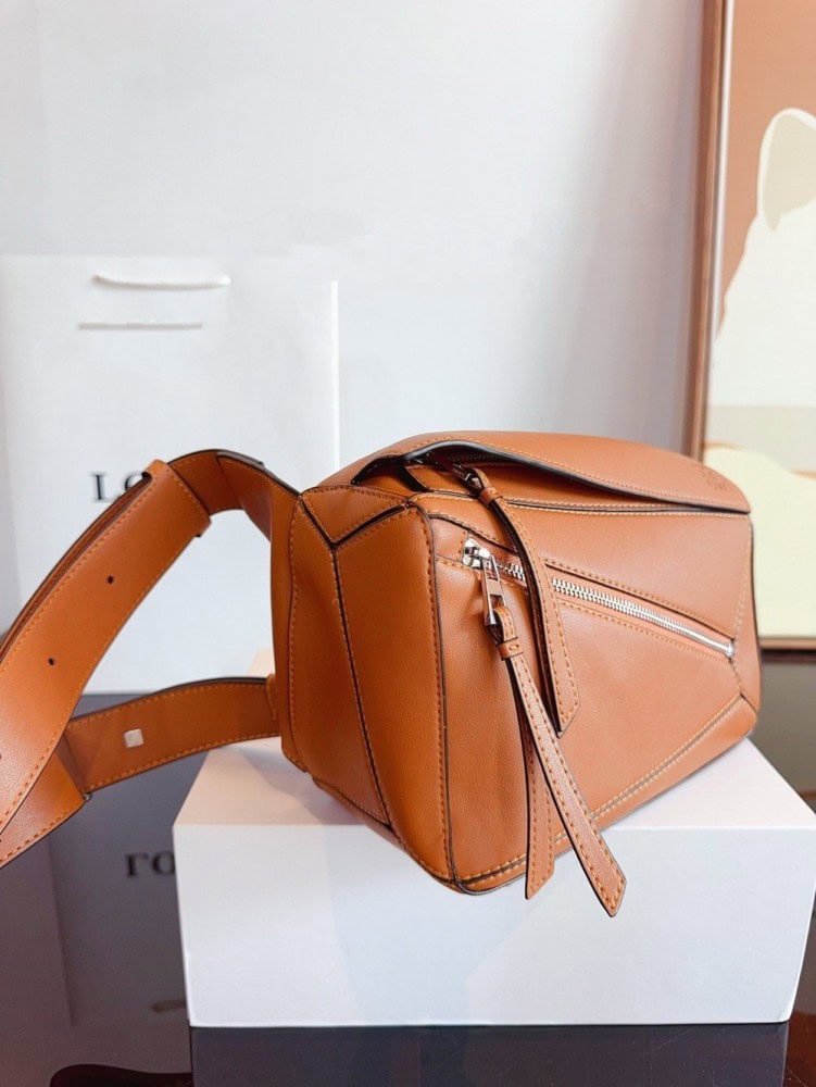 【AT2480】LOEWE/ロエヴェLuna 斜めがけウエストバッグ。この力強いバッグが大好きです。ロエヴェのシングルショルダースリングバッグ。
