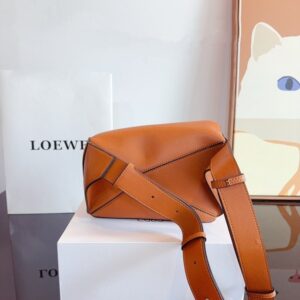【AT2480】LOEWE/ロエヴェLuna 斜めがけウエストバッグ。この力強いバッグが大好きです。ロエヴェのシングルショルダースリングバッグ。