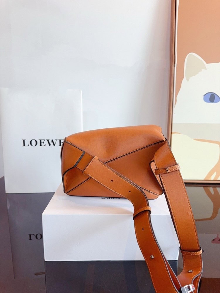 【AT2480】LOEWE/ロエヴェLuna 斜めがけウエストバッグ。この力強いバッグが大好きです。ロエヴェのシングルショルダースリングバッグ。