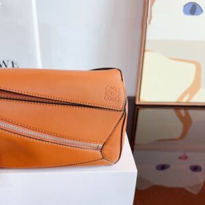 【AT2480】LOEWE/ロエヴェLuna 斜めがけウエストバッグ。この力強いバッグが大好きです。ロエヴェのシングルショルダースリングバッグ。