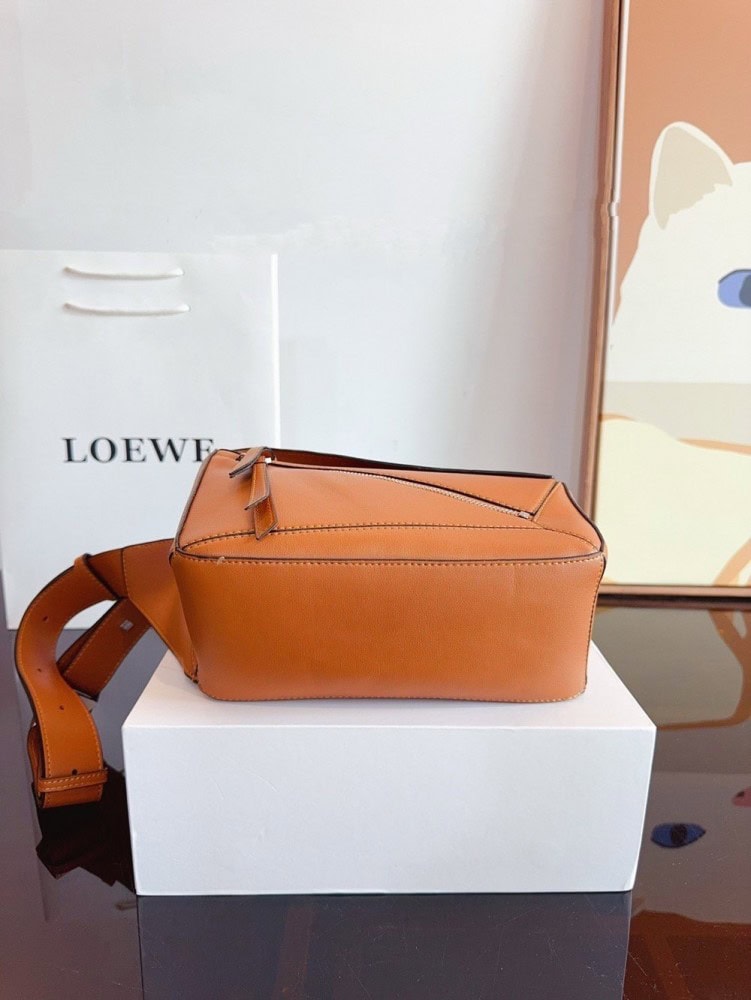 【AT2480】LOEWE/ロエヴェLuna 斜めがけウエストバッグ。この力強いバッグが大好きです。ロエヴェのシングルショルダースリングバッグ。
