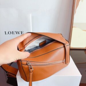 【AT2480】LOEWE/ロエヴェLuna 斜めがけウエストバッグ。この力強いバッグが大好きです。ロエヴェのシングルショルダースリングバッグ。