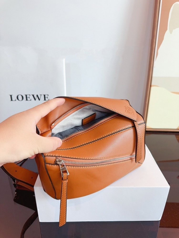 【AT2480】LOEWE/ロエヴェLuna 斜めがけウエストバッグ。この力強いバッグが大好きです。ロエヴェのシングルショルダースリングバッグ。