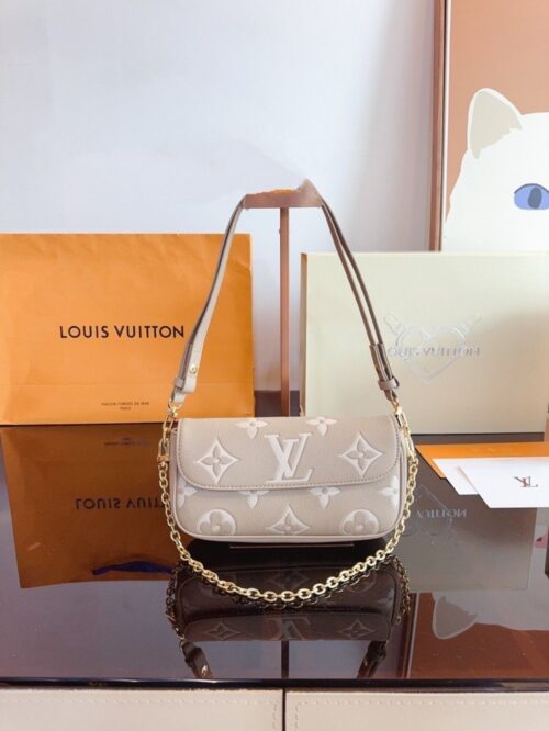 【AT2483】LV 新作ivy脇の下バッグ。ショルダーと斜めがけのデザイン。このバッグは本当にシンプルで素敵です 😍 見れば見るほど魅力的です。日常の必需品を楽に入れることができます。