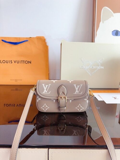 【AT2484】LVのダブルショルダーストラップデザインは、レトロな雰囲気とファッション性を融合させており、両方の要素が完璧に調和しています。さらに、ショルダーストラップは分けて使用でき、2つのバッグのような使い方も可能です。LVの人気アイテムの要素がすべて詰まったこのバッグは、まさに流行の合言葉を具現化したものです。