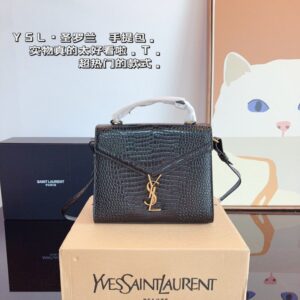 【AT2488】YSL cassandra イヴ・サンローランのYSLカサンドラメッセンジャーバッグは、シンプルで万能なデザインです。