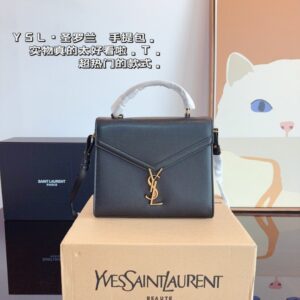 【AT2488】YSL cassandra イヴ・サンローランのYSLカサンドラメッセンジャーバッグは、シンプルで万能なデザインです。