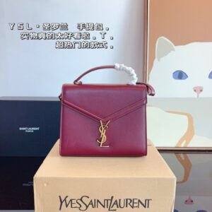 【AT2488】YSL cassandra イヴ・サンローランのYSLカサンドラメッセンジャーバッグは、シンプルで万能なデザインです。
