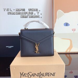 【AT2488】YSL cassandra イヴ・サンローランのYSLカサンドラメッセンジャーバッグは、シンプルで万能なデザインです。