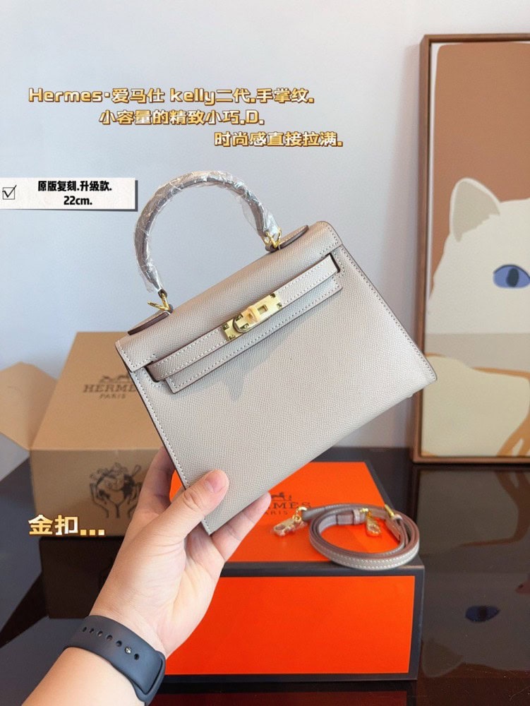 【AT2495】Hermes ヘルメス。エルメス ケリーバッグを背負うプラチナバッグの季節がやってきました。