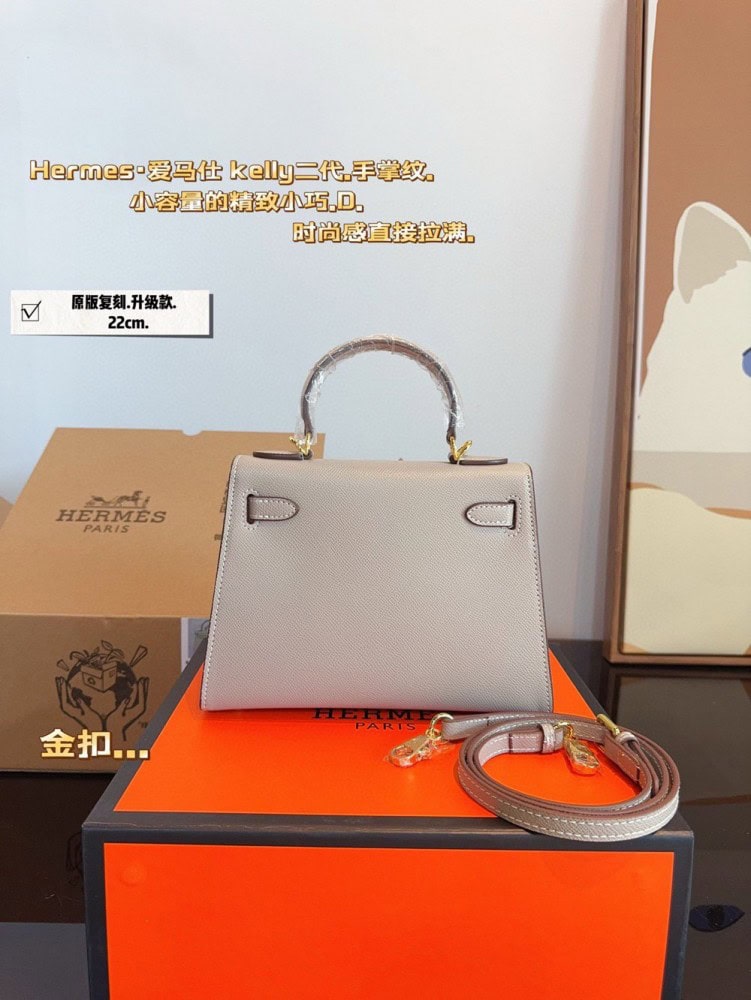 【AT2495】Hermes ヘルメス。エルメス ケリーバッグを背負うプラチナバッグの季節がやってきました。