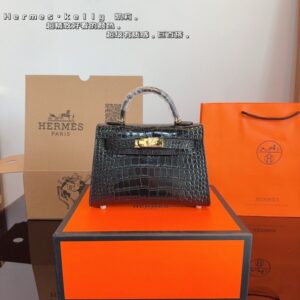【AT2496】Hermes エルメスのケリーバッグワンジェネレーション（クロコダイル柄）は本当に素敵です。日常的なカジュアルスタイルや女性らしさを演出できるアイテムです。自分でショルダーストラップをつけて、さらにスタイリングを楽しんでいます。