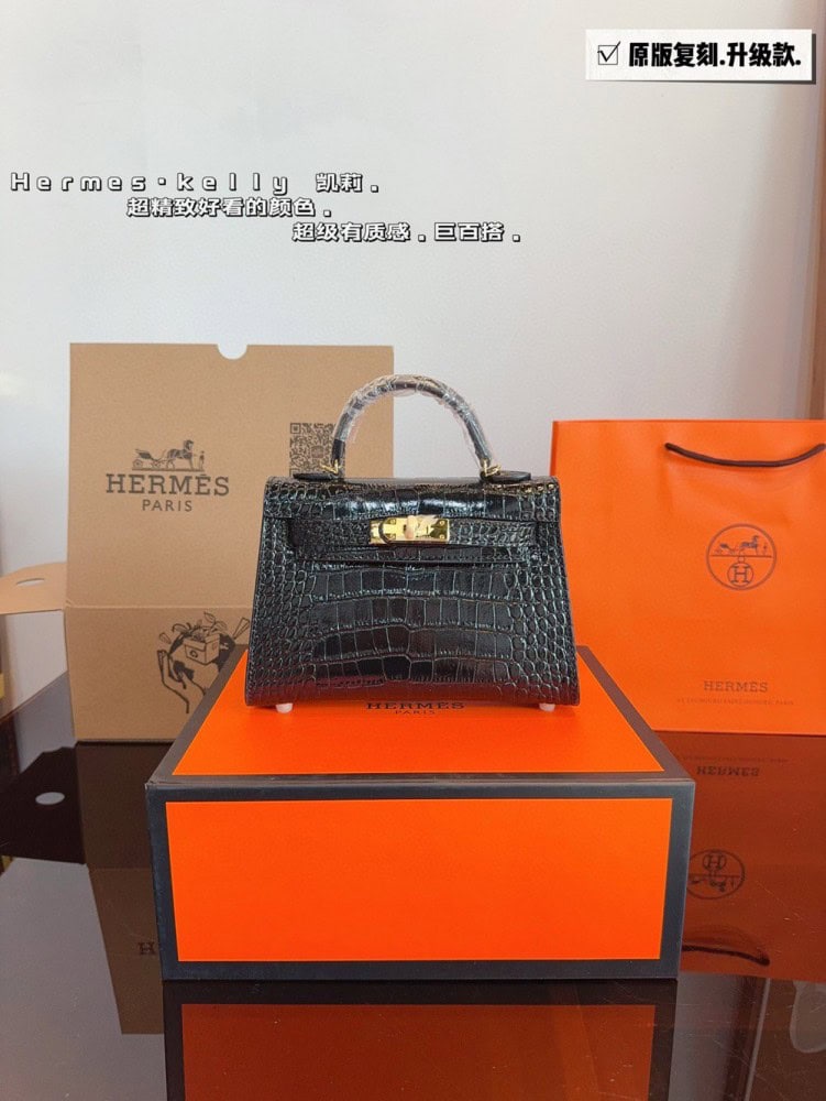 【AT2496】Hermes エルメスのケリーバッグワンジェネレーション（クロコダイル柄）は本当に素敵です。日常的なカジュアルスタイルや女性らしさを演出できるアイテムです。自分でショルダーストラップをつけて、さらにスタイリングを楽しんでいます。