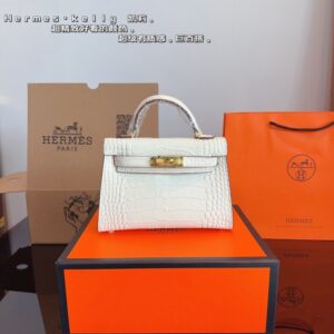 【AT2496】Hermes エルメスのケリーバッグワンジェネレーション（クロコダイル柄）は本当に素敵です。日常的なカジュアルスタイルや女性らしさを演出できるアイテムです。自分でショルダーストラップをつけて、さらにスタイリングを楽しんでいます。