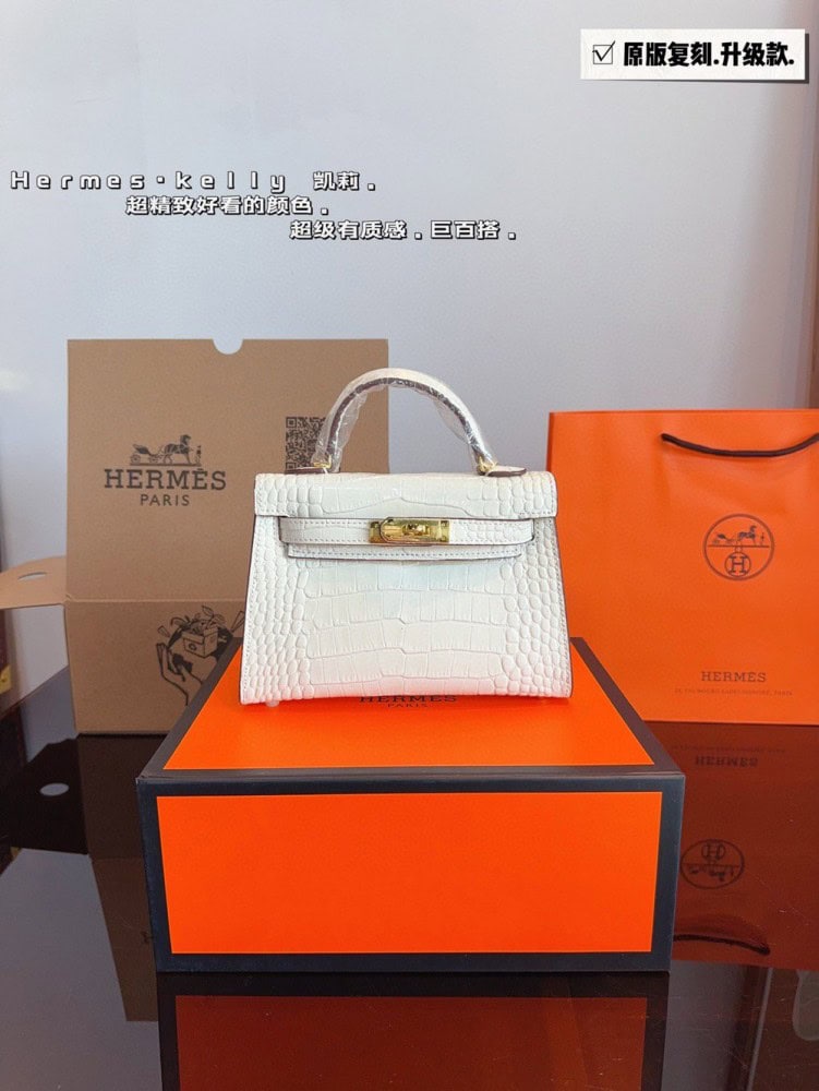 【AT2496】Hermes エルメスのケリーバッグワンジェネレーション（クロコダイル柄）は本当に素敵です。日常的なカジュアルスタイルや女性らしさを演出できるアイテムです。自分でショルダーストラップをつけて、さらにスタイリングを楽しんでいます。