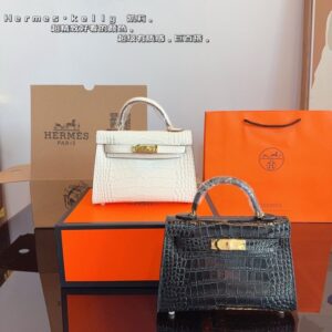 【AT2496】Hermes エルメスのケリーバッグワンジェネレーション（クロコダイル柄）は本当に素敵です。日常的なカジュアルスタイルや女性らしさを演出できるアイテムです。自分でショルダーストラップをつけて、さらにスタイリングを楽しんでいます。