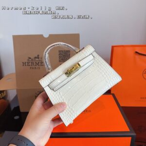 【AT2496】Hermes エルメスのケリーバッグワンジェネレーション（クロコダイル柄）は本当に素敵です。日常的なカジュアルスタイルや女性らしさを演出できるアイテムです。自分でショルダーストラップをつけて、さらにスタイリングを楽しんでいます。