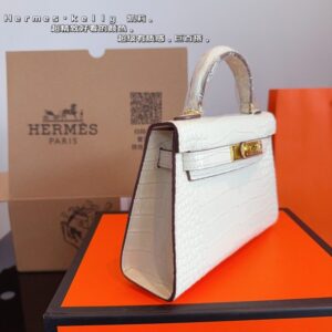【AT2496】Hermes エルメスのケリーバッグワンジェネレーション（クロコダイル柄）は本当に素敵です。日常的なカジュアルスタイルや女性らしさを演出できるアイテムです。自分でショルダーストラップをつけて、さらにスタイリングを楽しんでいます。