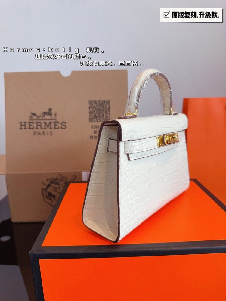 【AT2496】Hermes エルメスのケリーバッグワンジェネレーション（クロコダイル柄）は本当に素敵です。日常的なカジュアルスタイルや女性らしさを演出できるアイテムです。自分でショルダーストラップをつけて、さらにスタイリングを楽しんでいます。