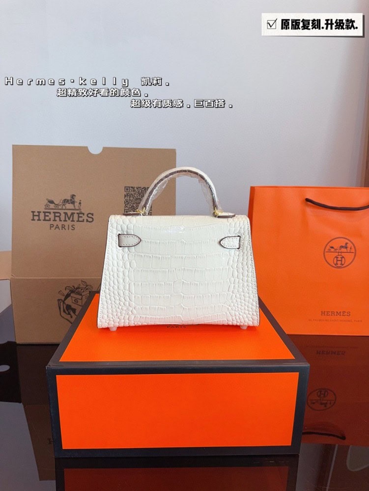 【AT2496】Hermes エルメスのケリーバッグワンジェネレーション（クロコダイル柄）は本当に素敵です。日常的なカジュアルスタイルや女性らしさを演出できるアイテムです。自分でショルダーストラップをつけて、さらにスタイリングを楽しんでいます。