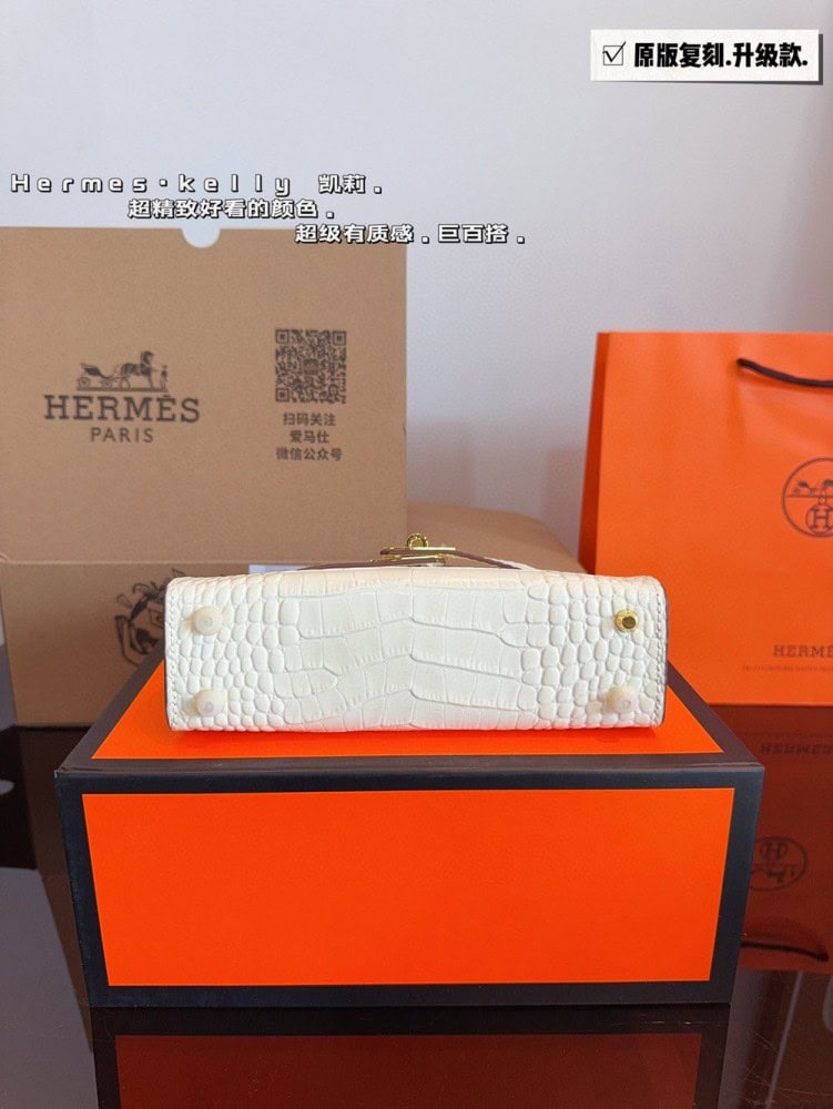 【AT2496】Hermes エルメスのケリーバッグワンジェネレーション（クロコダイル柄）は本当に素敵です。日常的なカジュアルスタイルや女性らしさを演出できるアイテムです。自分でショルダーストラップをつけて、さらにスタイリングを楽しんでいます。