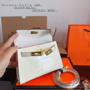 【AT2496】Hermes エルメスのケリーバッグワンジェネレーション（クロコダイル柄）は本当に素敵です。日常的なカジュアルスタイルや女性らしさを演出できるアイテムです。自分でショルダーストラップをつけて、さらにスタイリングを楽しんでいます。