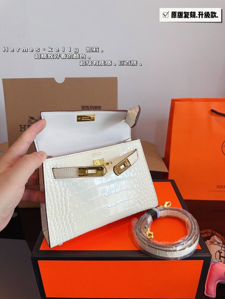 【AT2496】Hermes エルメスのケリーバッグワンジェネレーション（クロコダイル柄）は本当に素敵です。日常的なカジュアルスタイルや女性らしさを演出できるアイテムです。自分でショルダーストラップをつけて、さらにスタイリングを楽しんでいます。