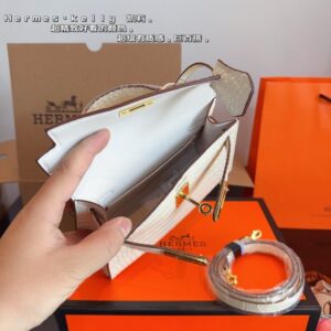【AT2496】Hermes エルメスのケリーバッグワンジェネレーション（クロコダイル柄）は本当に素敵です。日常的なカジュアルスタイルや女性らしさを演出できるアイテムです。自分でショルダーストラップをつけて、さらにスタイリングを楽しんでいます。