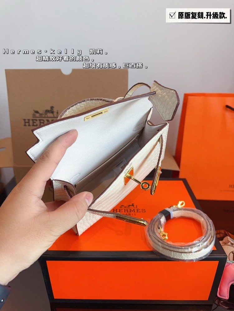 【AT2496】Hermes エルメスのケリーバッグワンジェネレーション（クロコダイル柄）は本当に素敵です。日常的なカジュアルスタイルや女性らしさを演出できるアイテムです。自分でショルダーストラップをつけて、さらにスタイリングを楽しんでいます。