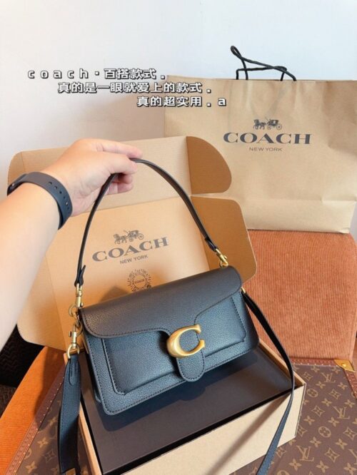 【AT2498】Coach コーチの新作コーチ-タビー26は、色合いが素晴らしいです！高い美しさと着用可能性を兼ね備えたデザインです。ハンドバッグとショルダーとして使えるので、様々なスタイルに合わせやすいです。