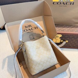 【AT2499】Coach コーチの5月の新作バケツバッグは、最新のシーズンに休日を楽しむためのカジュアルで自由なバッグです。立体的で豊かなデザインが特徴です。