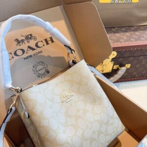 【AT2499】Coach コーチの5月の新作バケツバッグは、最新のシーズンに休日を楽しむためのカジュアルで自由なバッグです。立体的で豊かなデザインが特徴です。