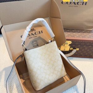 【AT2499】Coach コーチの5月の新作バケツバッグは、最新のシーズンに休日を楽しむためのカジュアルで自由なバッグです。立体的で豊かなデザインが特徴です。