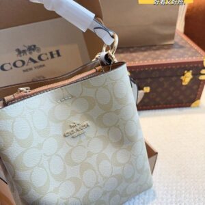 【AT2499】Coach コーチの5月の新作バケツバッグは、最新のシーズンに休日を楽しむためのカジュアルで自由なバッグです。立体的で豊かなデザインが特徴です。