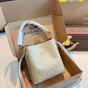 【AT2499】Coach コーチの5月の新作バケツバッグは、最新のシーズンに休日を楽しむためのカジュアルで自由なバッグです。立体的で豊かなデザインが特徴です。