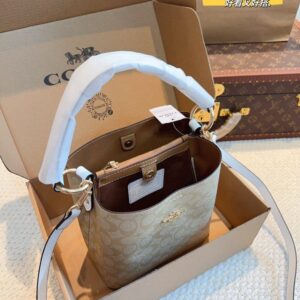 【AT2499】Coach コーチの5月の新作バケツバッグは、最新のシーズンに休日を楽しむためのカジュアルで自由なバッグです。立体的で豊かなデザインが特徴です。