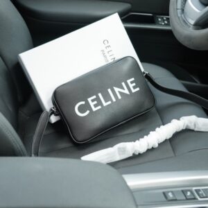 【AT2501】CELINE セリーヌ公式ウェブサイトと同期した斜め掛けショルダーバッグ。時を経ても色褪せない象徴的な製品。カーフスキンと高級金具作り。今年のお気に入りのデザイン。全て実物写真撮影済み。非常に実用的なアイテムです。