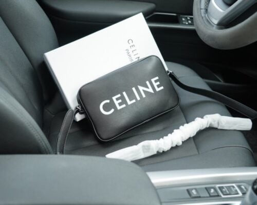 【AT2501】CELINE セリーヌ公式ウェブサイトと同期した斜め掛けショルダーバッグ。時を経ても色褪せない象徴的な製品。カーフスキンと高級金具作り。今年のお気に入りのデザイン。全て実物写真撮影済み。非常に実用的なアイテムです。