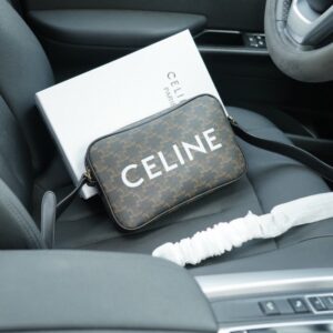 【AT2501】CELINE セリーヌ公式ウェブサイトと同期した斜め掛けショルダーバッグ。時を経ても色褪せない象徴的な製品。カーフスキンと高級金具作り。今年のお気に入りのデザイン。全て実物写真撮影済み。非常に実用的なアイテムです。