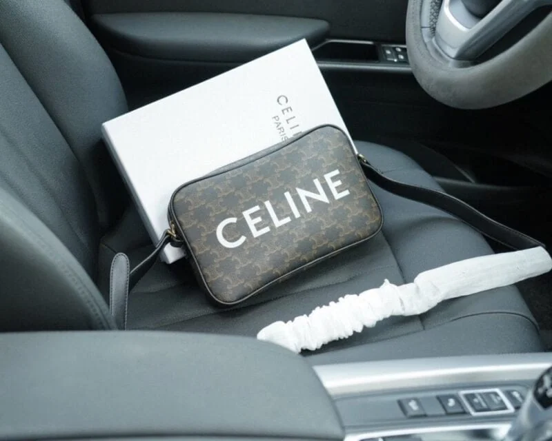 【AT2501】CELINE セリーヌ公式ウェブサイトと同期した斜め掛けショルダーバッグ。時を経ても色褪せない象徴的な製品。カーフスキンと高級金具作り。今年のお気に入りのデザイン。全て実物写真撮影済み。非常に実用的なアイテムです。