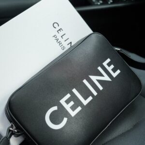 【AT2501】CELINE セリーヌ公式ウェブサイトと同期した斜め掛けショルダーバッグ。時を経ても色褪せない象徴的な製品。カーフスキンと高級金具作り。今年のお気に入りのデザイン。全て実物写真撮影済み。非常に実用的なアイテムです。