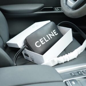 【AT2501】CELINE セリーヌ公式ウェブサイトと同期した斜め掛けショルダーバッグ。時を経ても色褪せない象徴的な製品。カーフスキンと高級金具作り。今年のお気に入りのデザイン。全て実物写真撮影済み。非常に実用的なアイテムです。