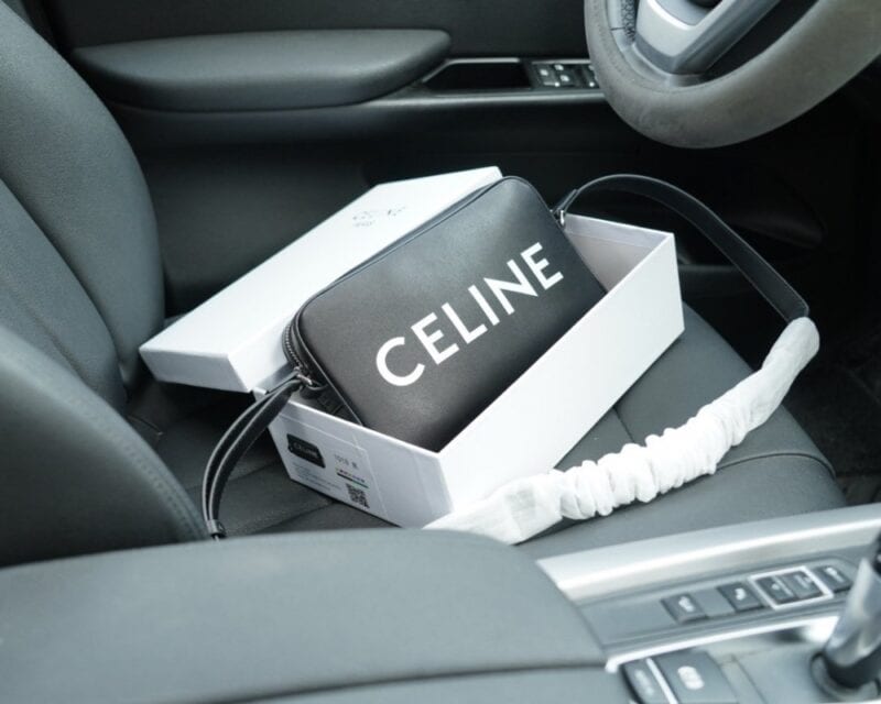 【AT2501】CELINE セリーヌ公式ウェブサイトと同期した斜め掛けショルダーバッグ。時を経ても色褪せない象徴的な製品。カーフスキンと高級金具作り。今年のお気に入りのデザイン。全て実物写真撮影済み。非常に実用的なアイテムです。