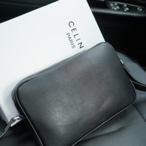 【AT2501】CELINE セリーヌ公式ウェブサイトと同期した斜め掛けショルダーバッグ。時を経ても色褪せない象徴的な製品。カーフスキンと高級金具作り。今年のお気に入りのデザイン。全て実物写真撮影済み。非常に実用的なアイテムです。