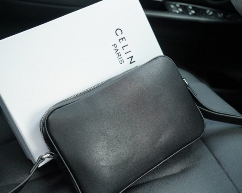 【AT2501】CELINE セリーヌ公式ウェブサイトと同期した斜め掛けショルダーバッグ。時を経ても色褪せない象徴的な製品。カーフスキンと高級金具作り。今年のお気に入りのデザイン。全て実物写真撮影済み。非常に実用的なアイテムです。