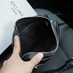 【AT2501】CELINE セリーヌ公式ウェブサイトと同期した斜め掛けショルダーバッグ。時を経ても色褪せない象徴的な製品。カーフスキンと高級金具作り。今年のお気に入りのデザイン。全て実物写真撮影済み。非常に実用的なアイテムです。