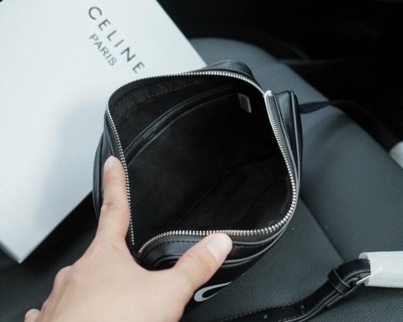 【AT2501】CELINE セリーヌ公式ウェブサイトと同期した斜め掛けショルダーバッグ。時を経ても色褪せない象徴的な製品。カーフスキンと高級金具作り。今年のお気に入りのデザイン。全て実物写真撮影済み。非常に実用的なアイテムです。